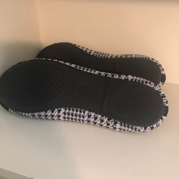 Comfort & Soft Gray and Black Houndstooth Plaid Flats - Size 11 - Picture 6 of 7